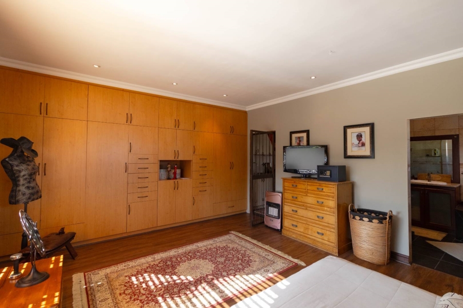 6 Bedroom Property for Sale in Sandbaai Western Cape